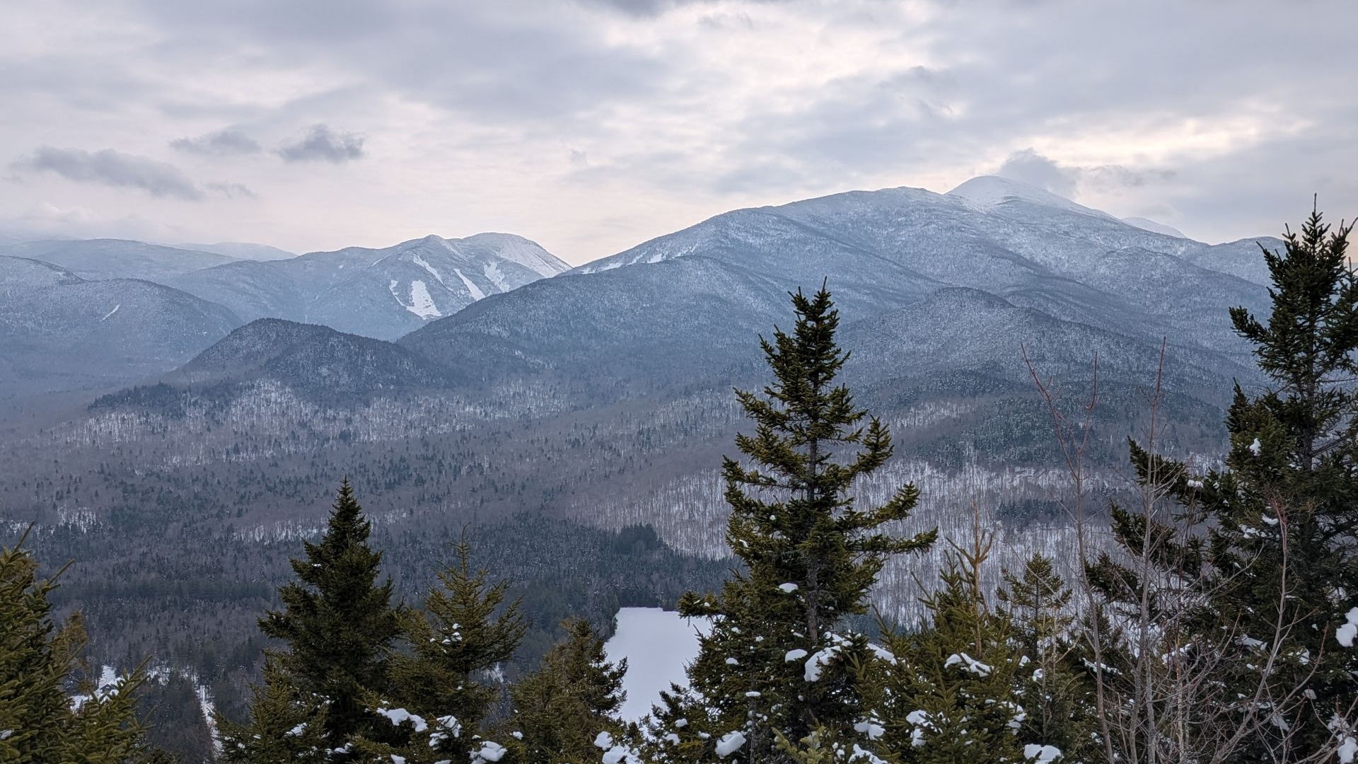 Mt.Jo enjoys a spectacular view of the MacIntyre Range, Colden, and surrounding area.